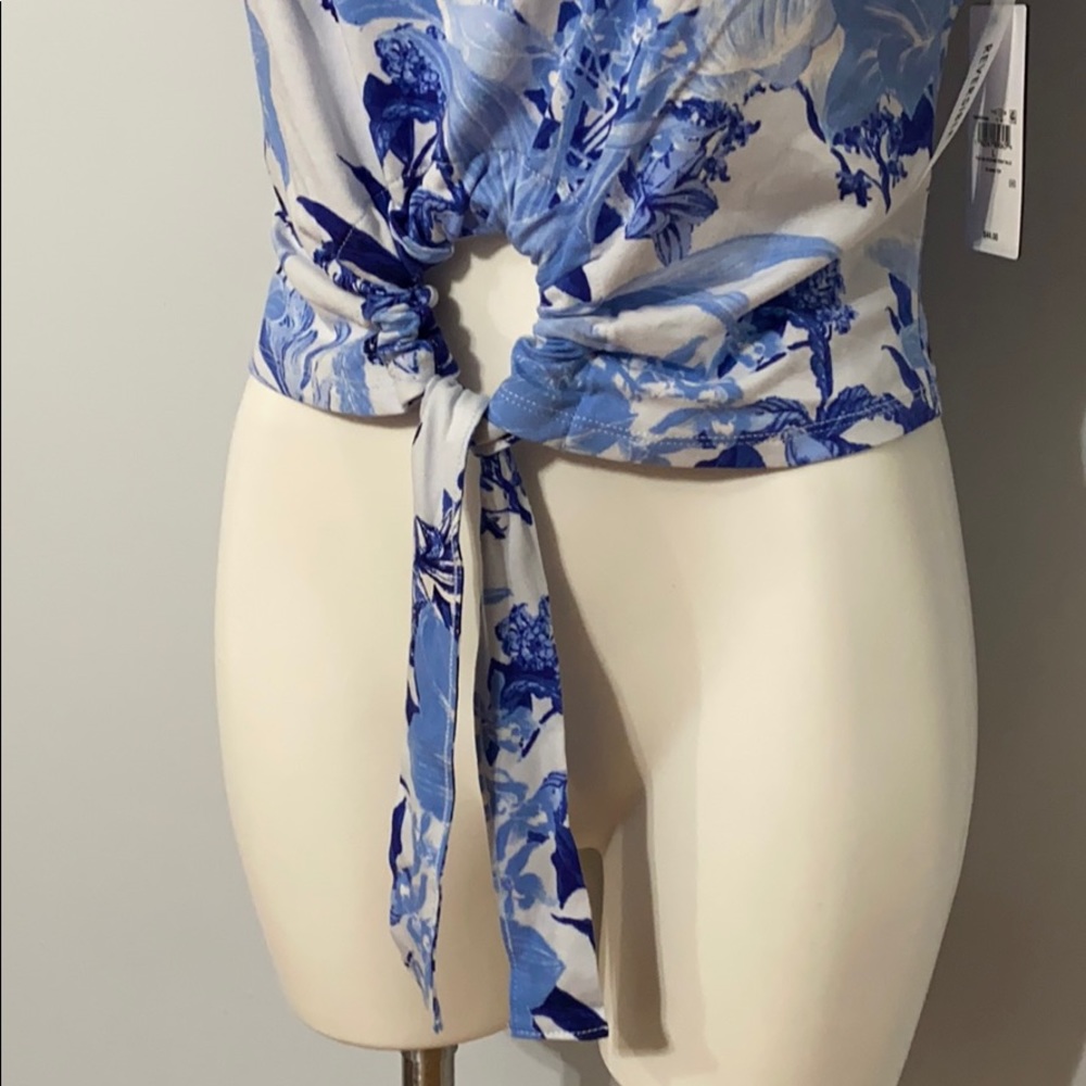 NWT! GUESS Floral Blue and White Tie-hem Top - Picture 7 of 7
